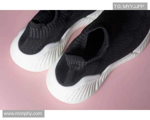 足球明星穿袜套高清图片展示展现运动魅力与时尚风采